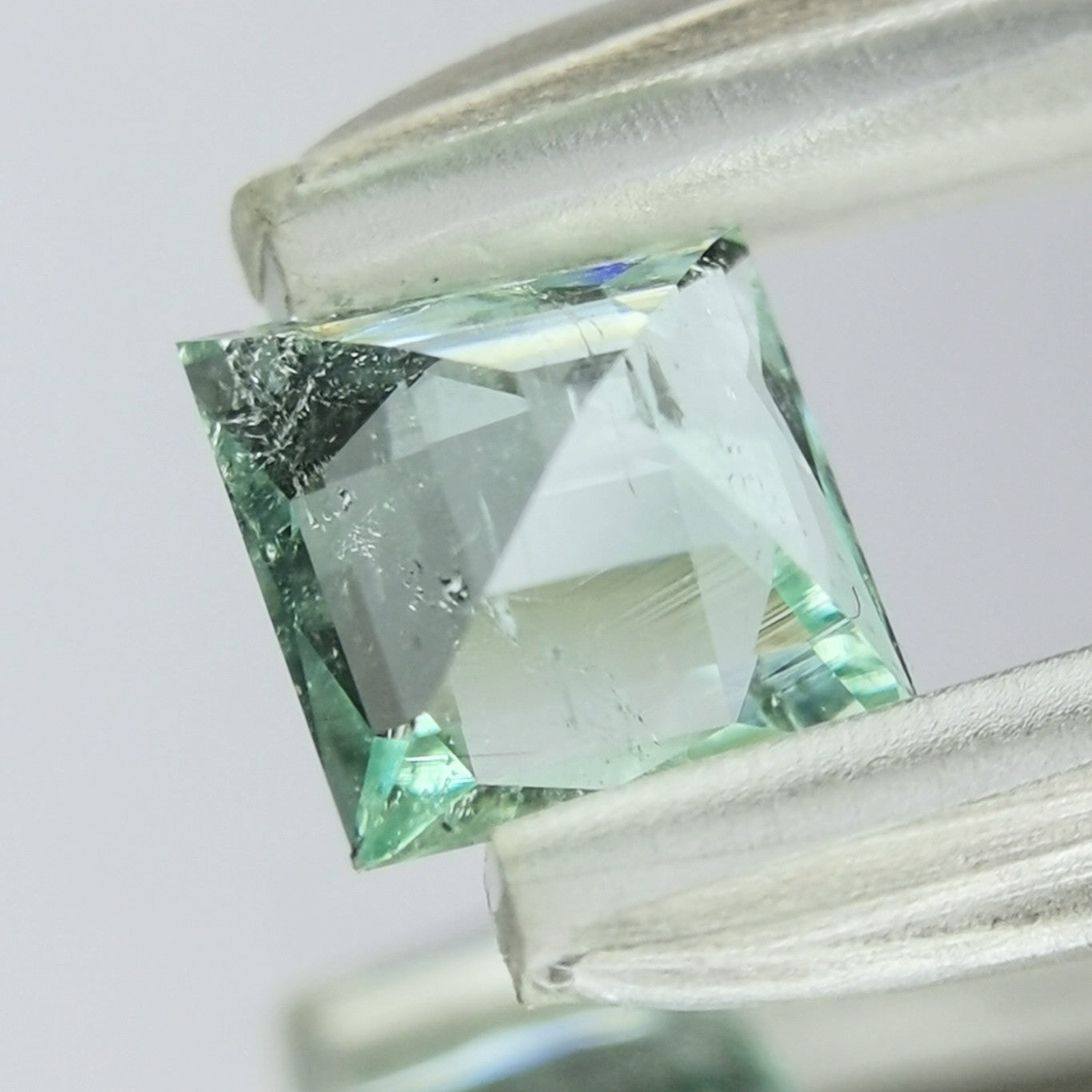 Green Beryl 0.88ct / Nigeria