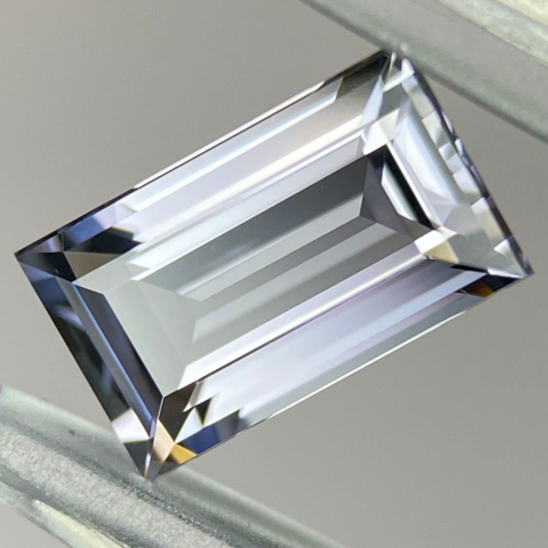 Gray Spinel 1.103ct / Tanzania
