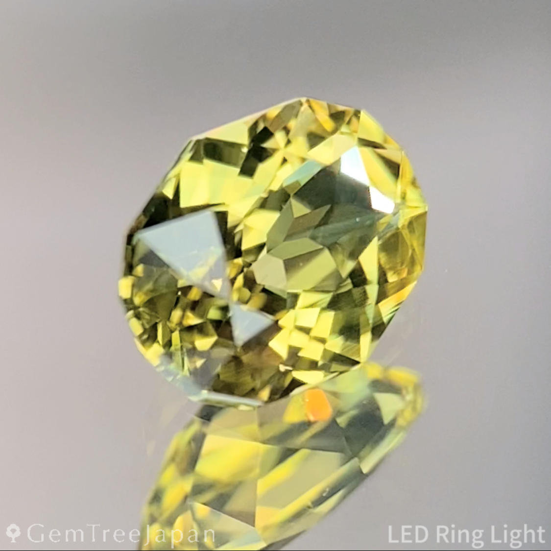 Greenish Yellow Sapphire 0.552ct / Vietnam