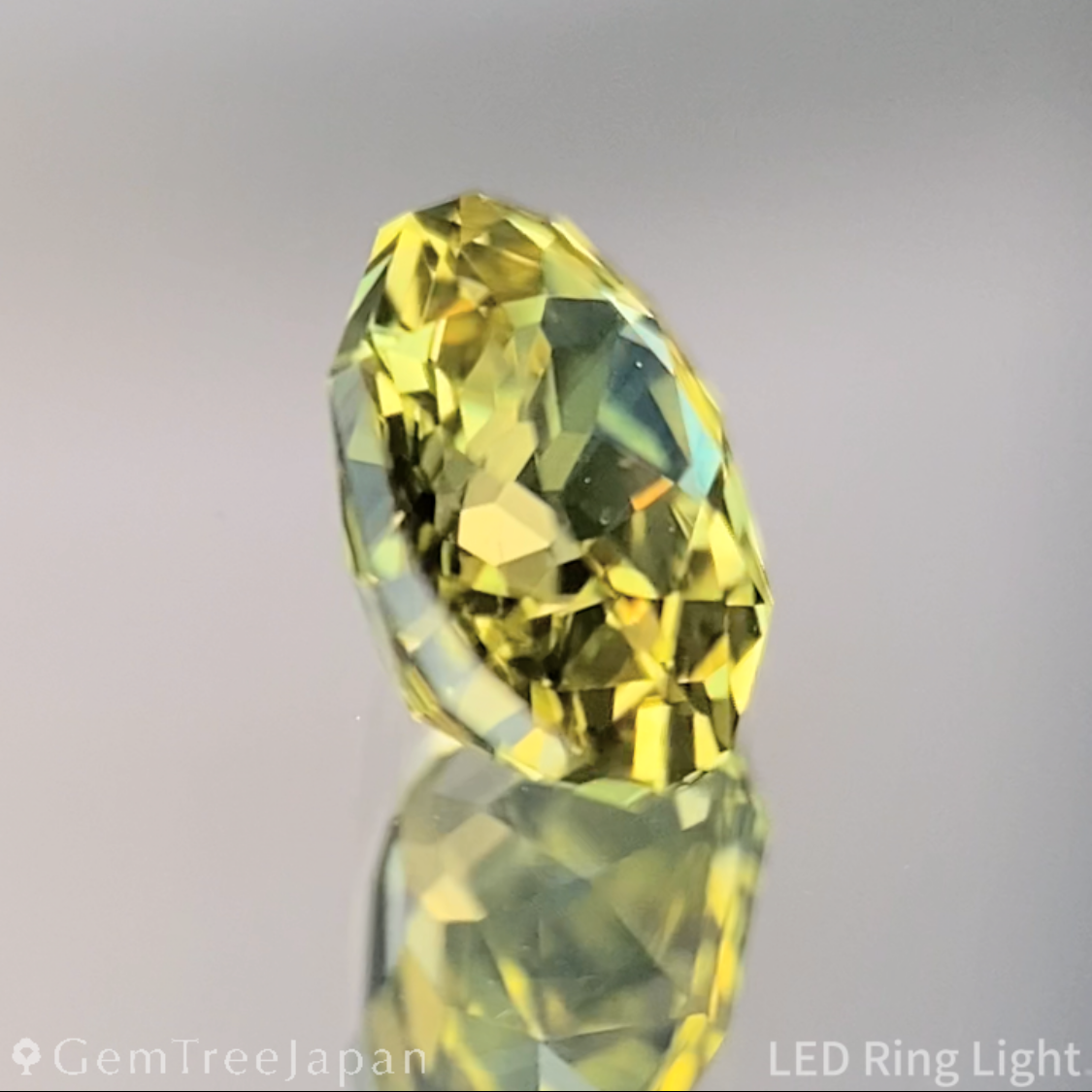 Greenish Yellow Sapphire 0.552ct / Vietnam