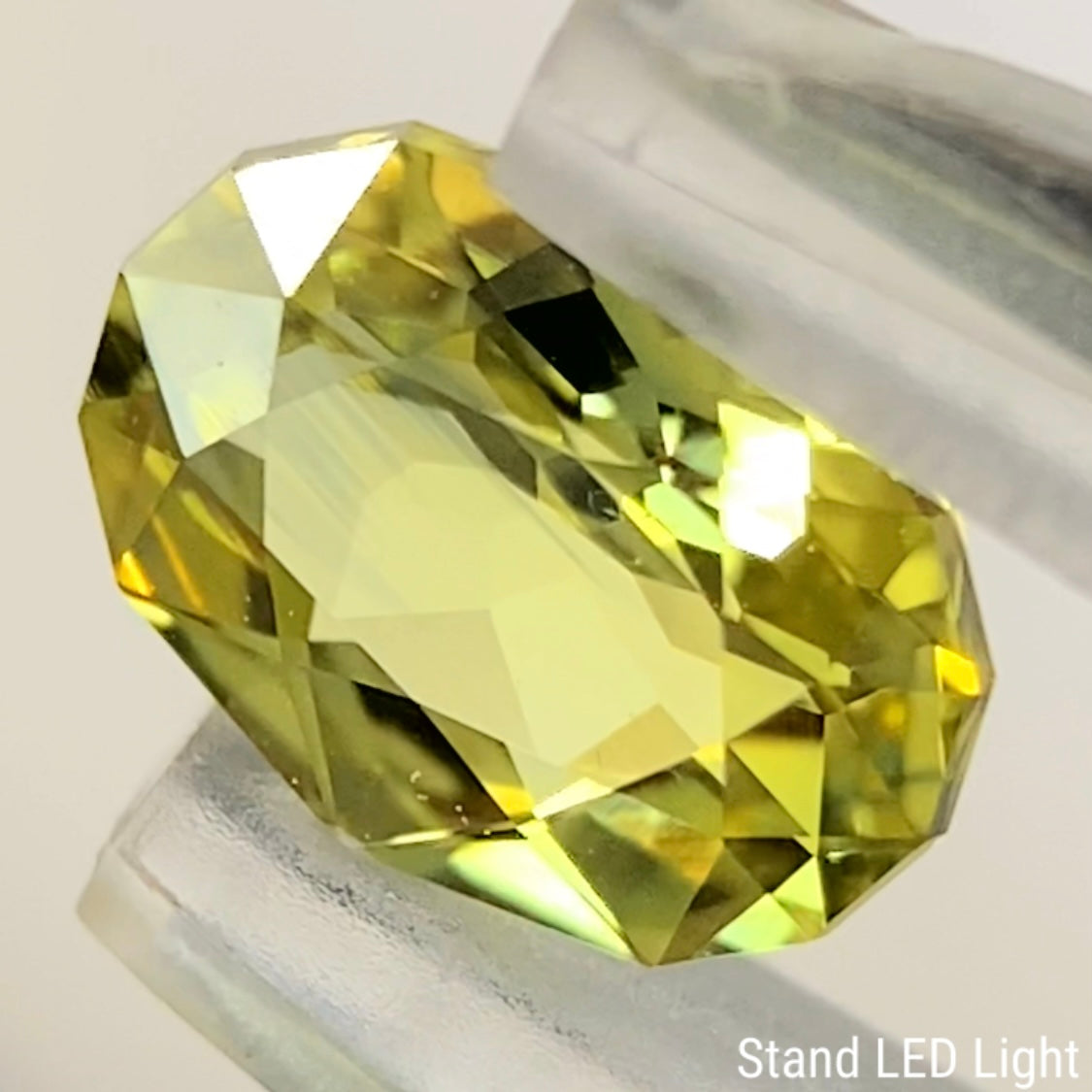 Greenish Yellow Sapphire 0.552ct / Vietnam