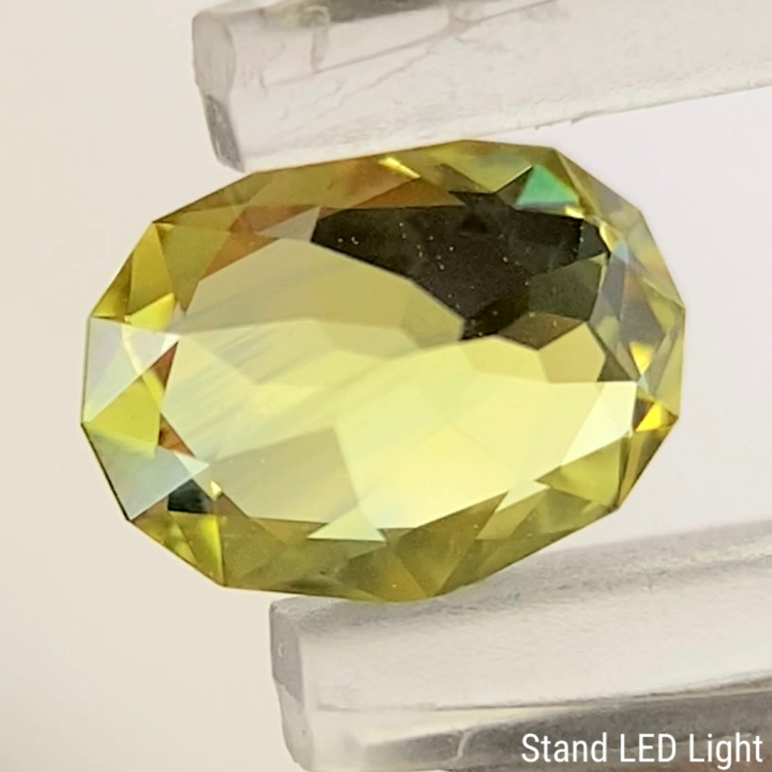 Greenish Yellow Sapphire 0.552ct / Vietnam