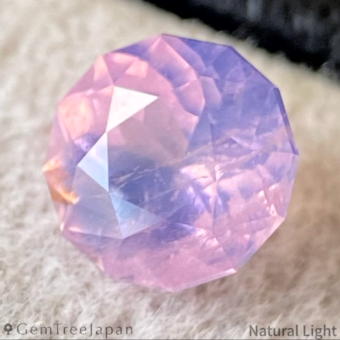 Un-Heat Parti-Color Sapphire 0.677ct / Vietnam