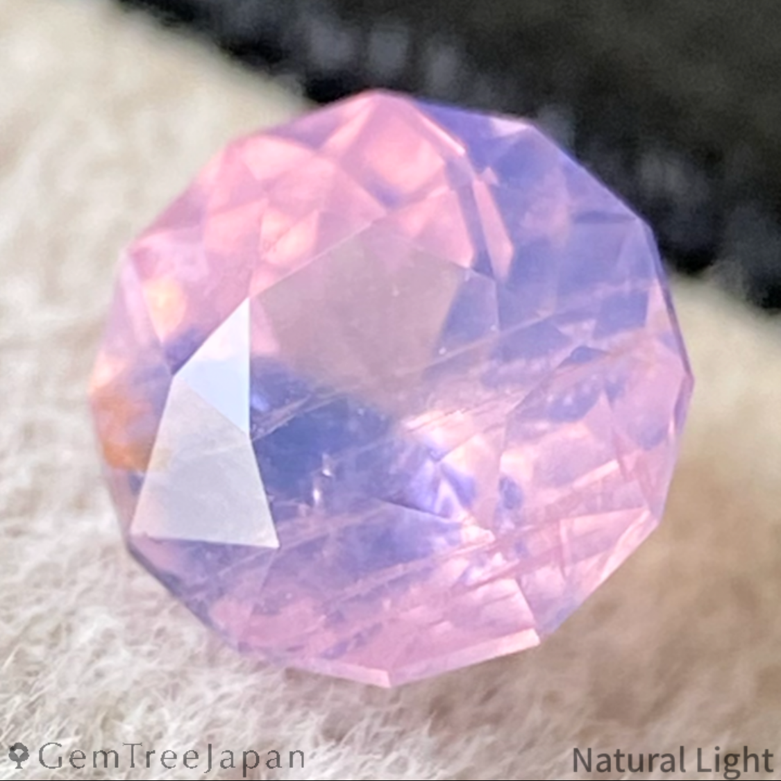Un-Heat Parti-Color Sapphire 0.677ct / Vietnam