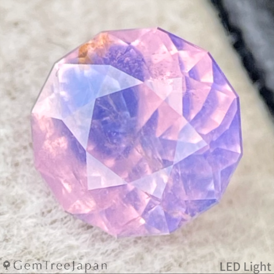 Un-Heat Parti-Color Sapphire 0.677ct / Vietnam