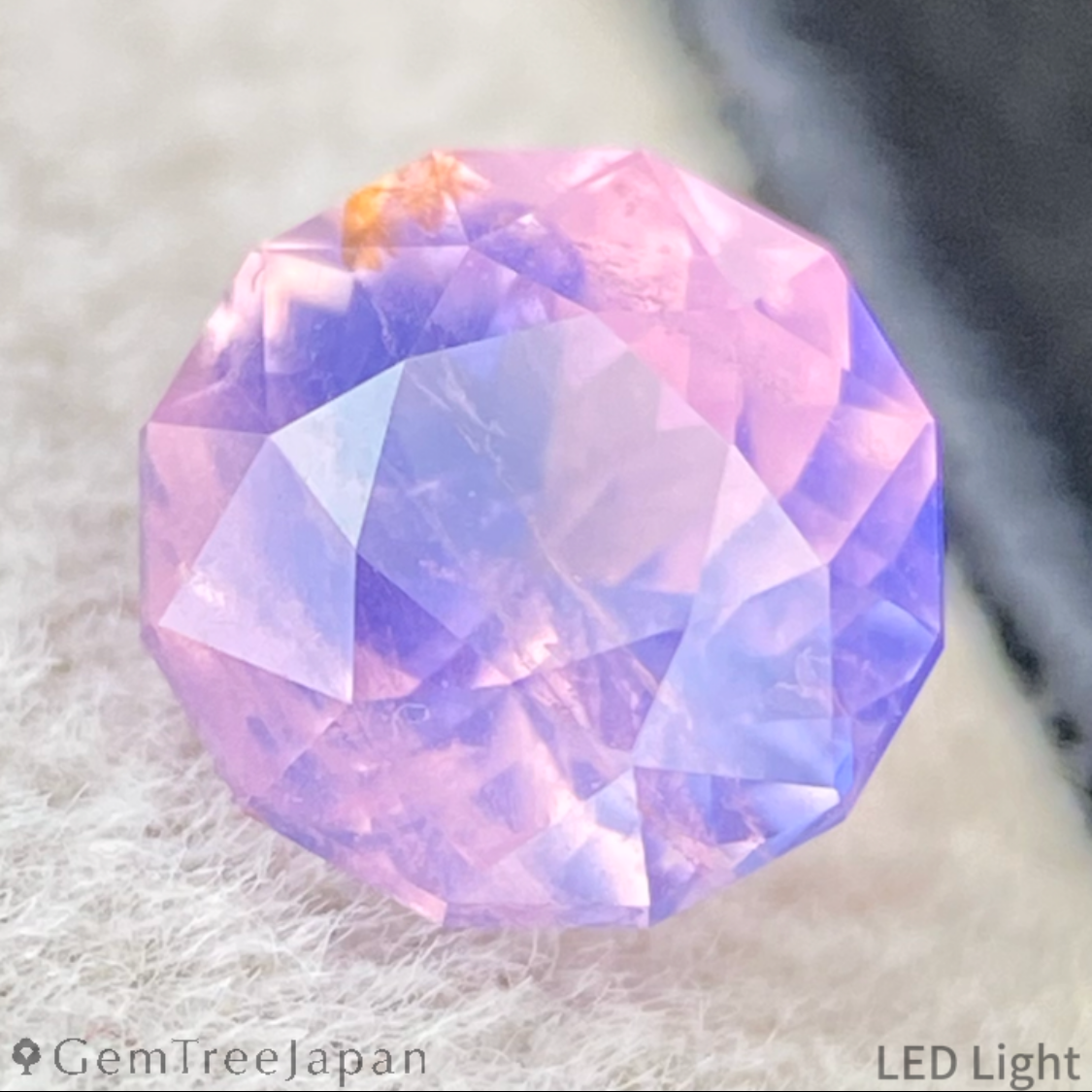 Un-Heat Parti-Color Sapphire 0.677ct / Vietnam