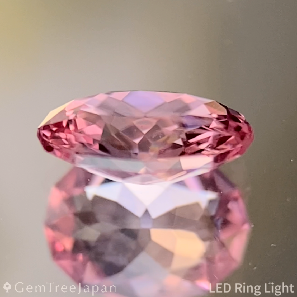 Un-Heat Padparadscha Sapphire 0.677ct / Vietnam