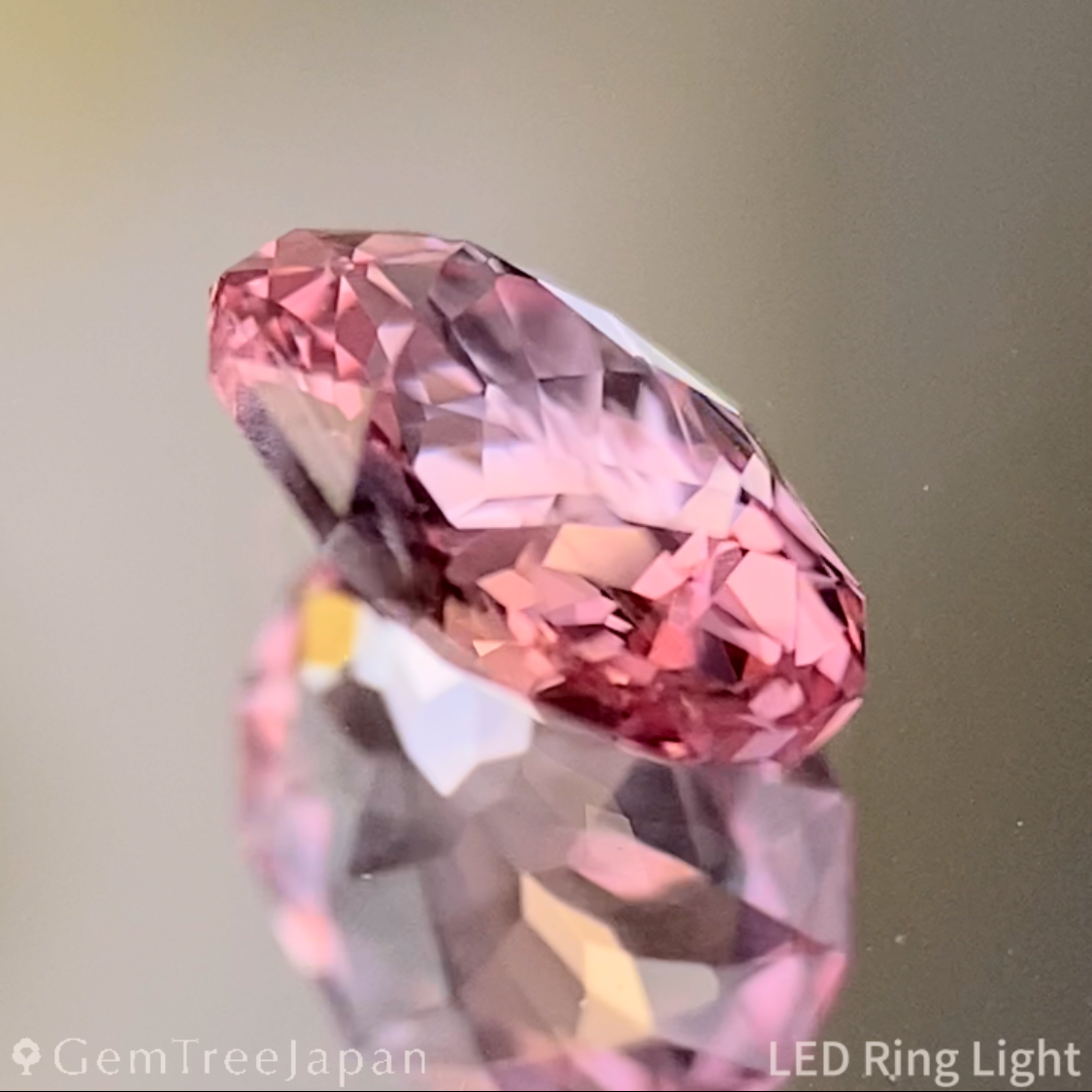 Un-Heat Padparadscha Sapphire 0.677ct / Vietnam