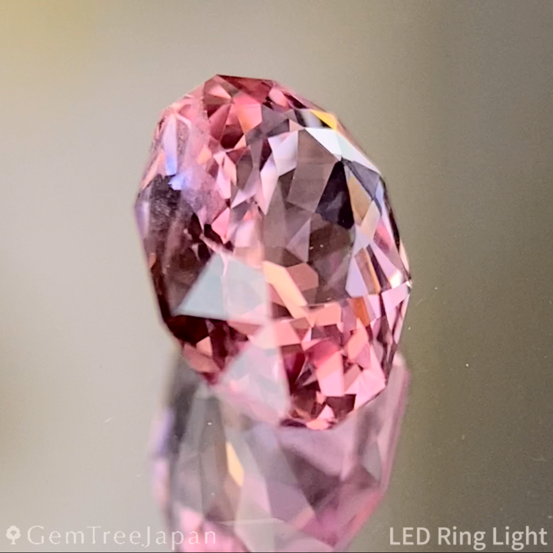 Un-Heat Padparadscha Sapphire 0.677ct / Vietnam