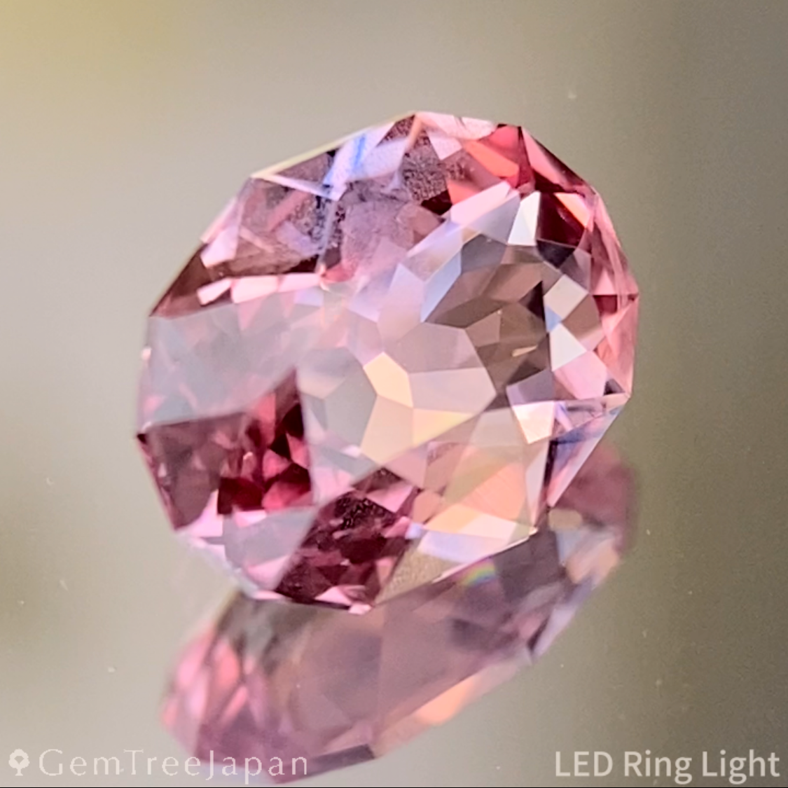 Un-Heat Padparadscha Sapphire 0.677ct / Vietnam