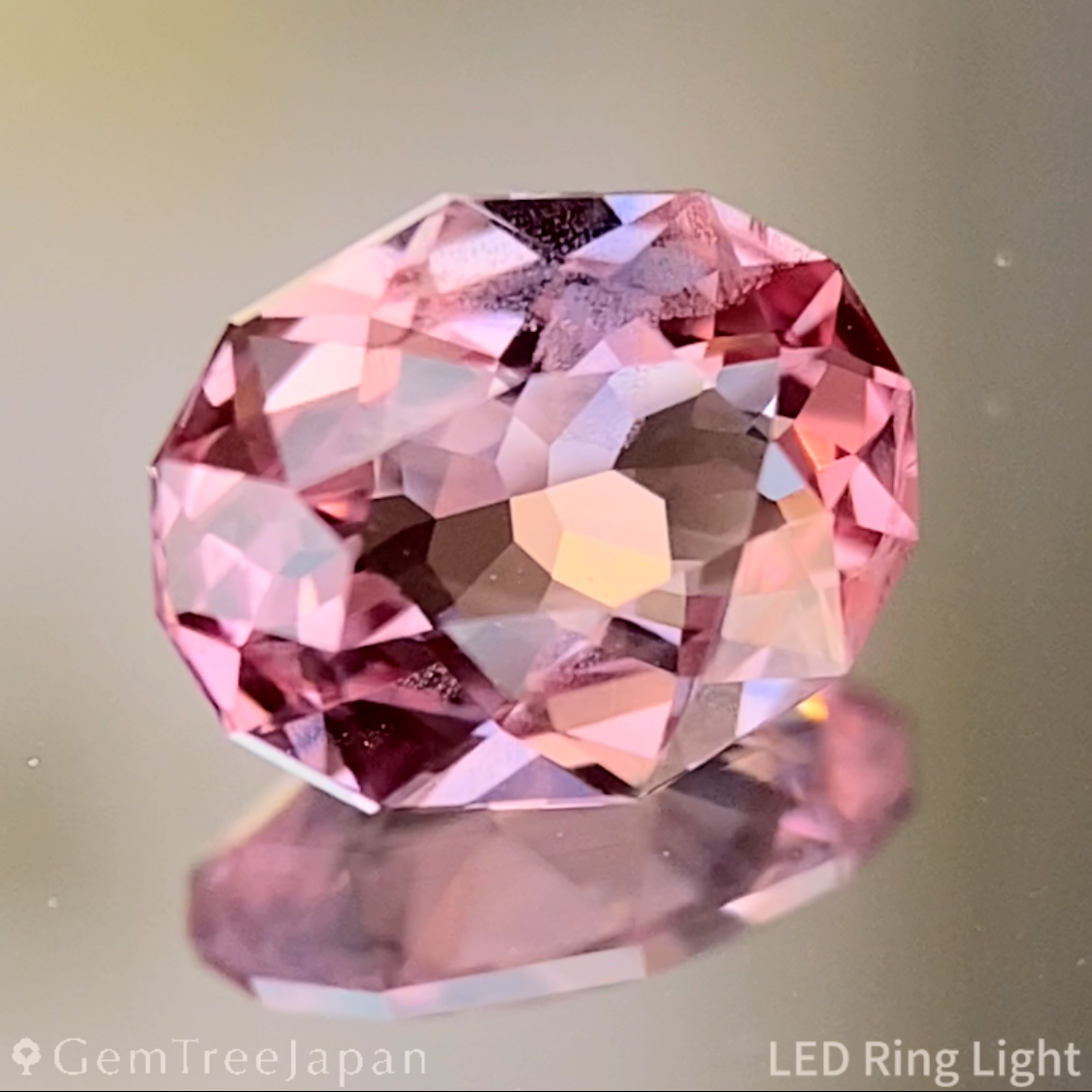 Un-Heat Padparadscha Sapphire 0.677ct / Vietnam