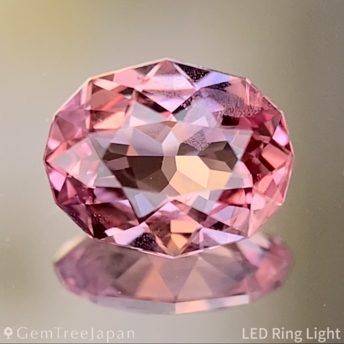 Un-Heat Padparadscha Sapphire 0.677ct / Vietnam