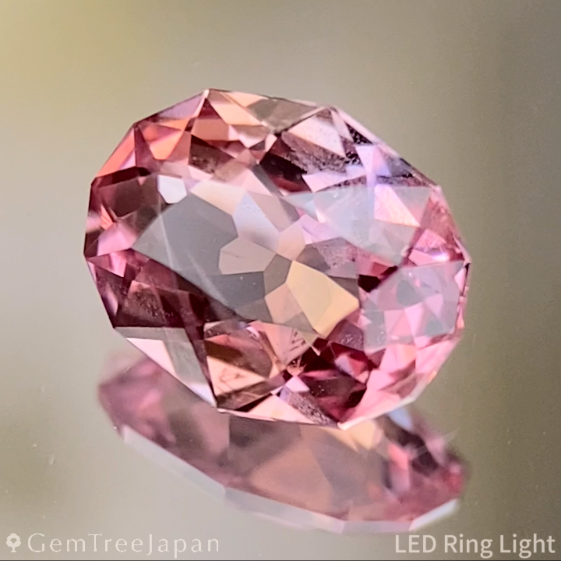 Un-Heat Padparadscha Sapphire 0.677ct / Vietnam