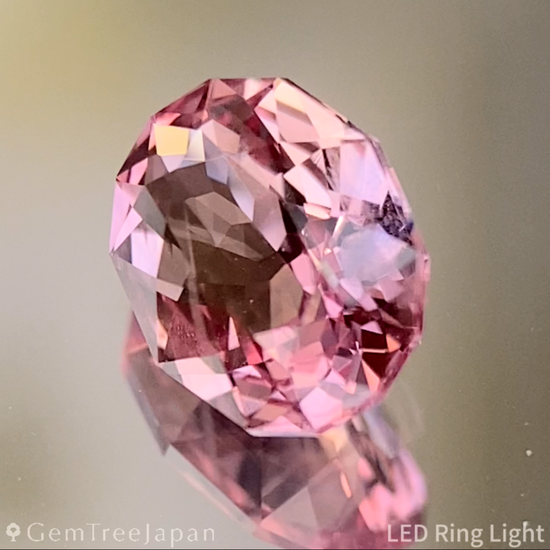 Un-Heat Padparadscha Sapphire 0.677ct / Vietnam