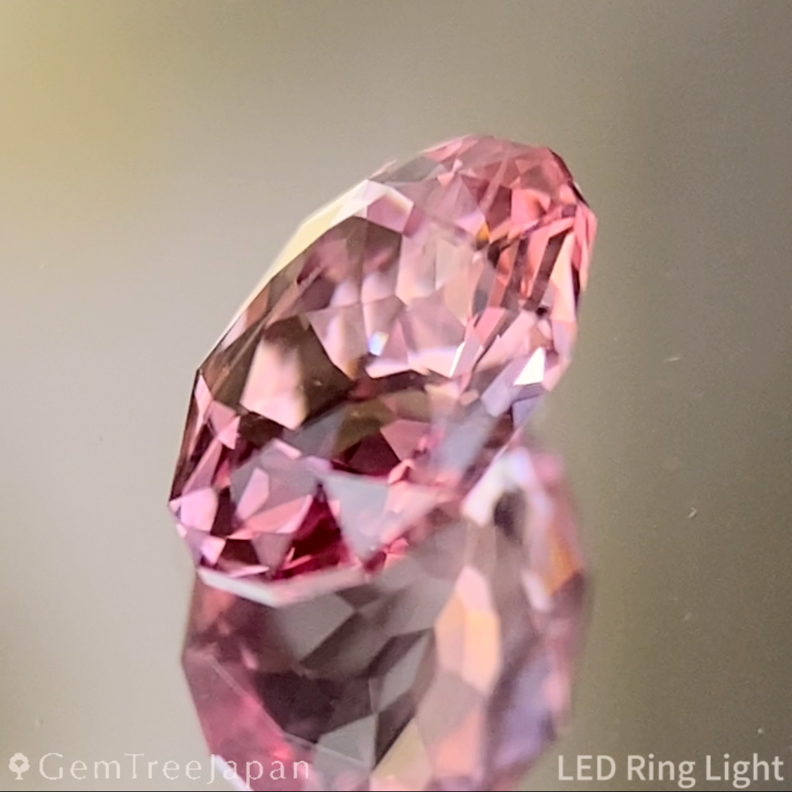 Un-Heat Padparadscha Sapphire 0.677ct / Vietnam