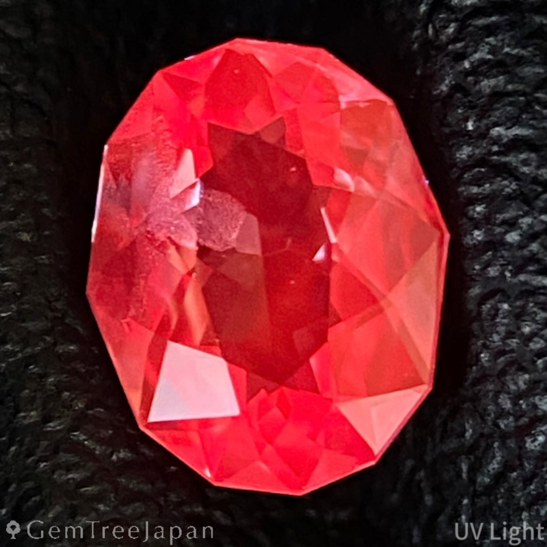Un-Heat Padparadscha Sapphire 0.677ct / Vietnam