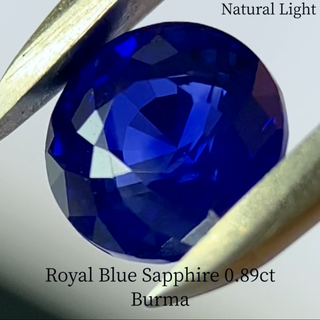 Royal Blue Sapphire 0.897ct / Burma
