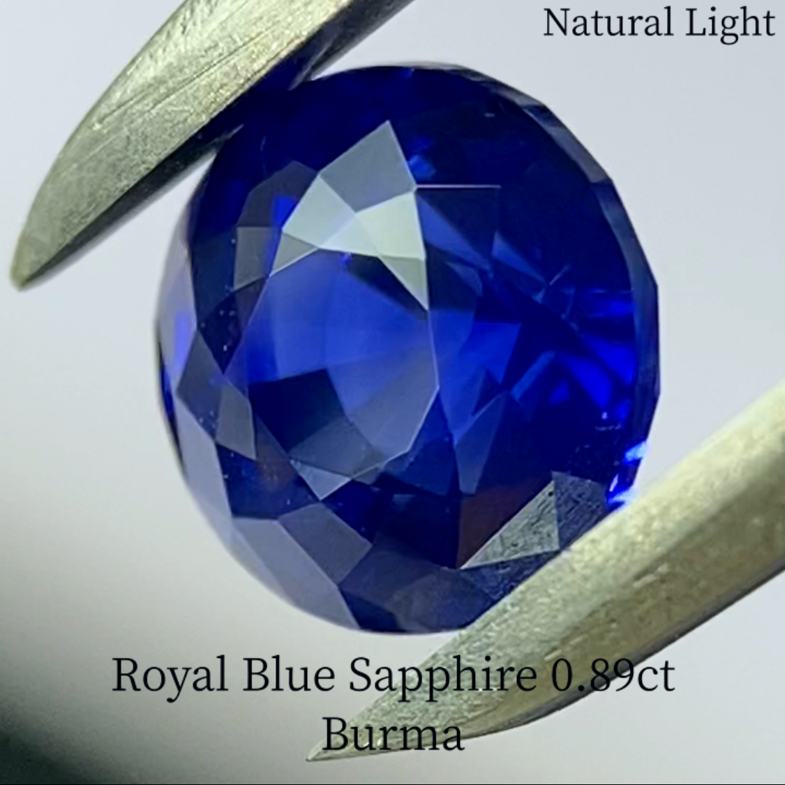 Royal Blue Sapphire 0.897ct / Burma