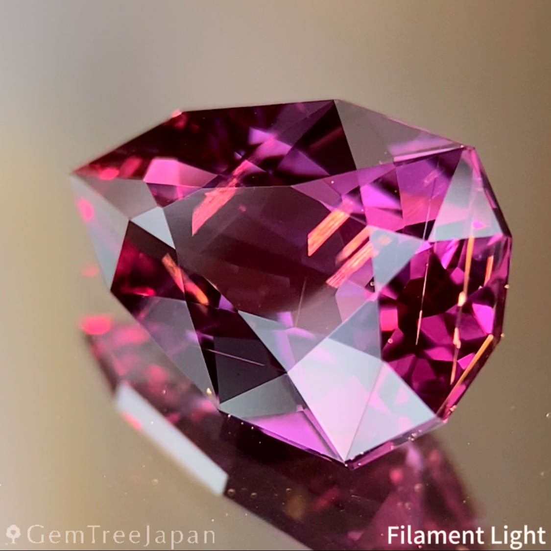 Pinkish Purple Spinel 2.452ct / Vietnam