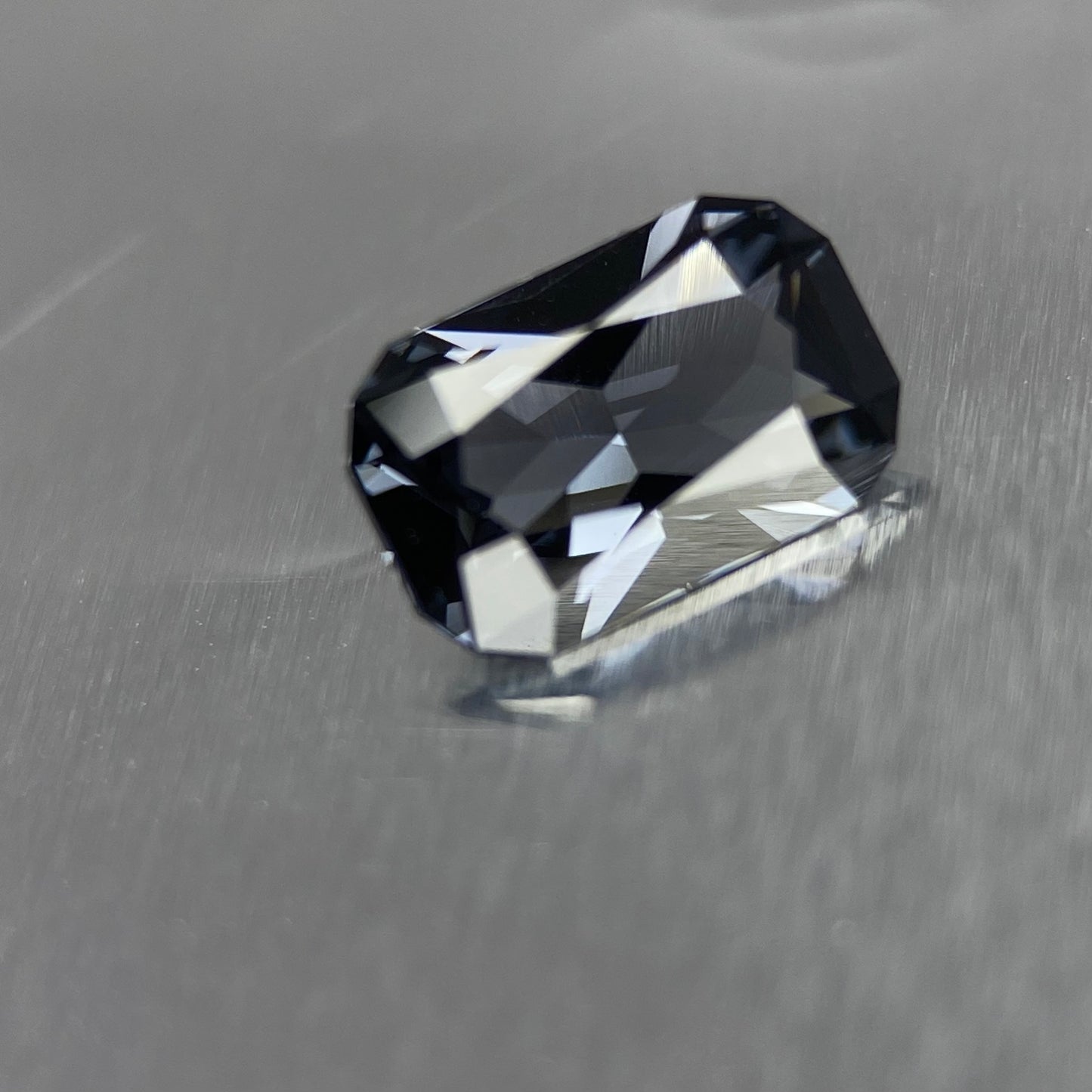 Violetish Grey Spinel 1.00ct / Elegant Cut