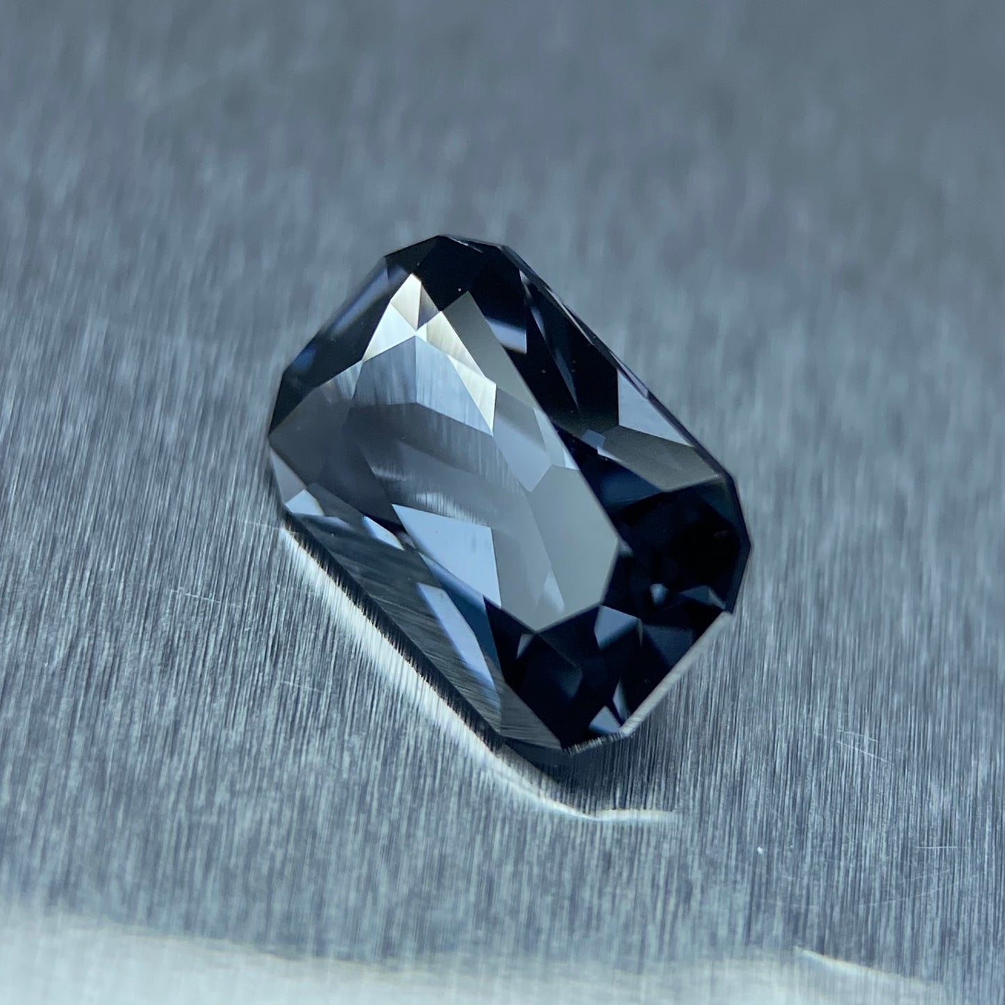 Violetish Grey Spinel 1.00ct / Elegant Cut