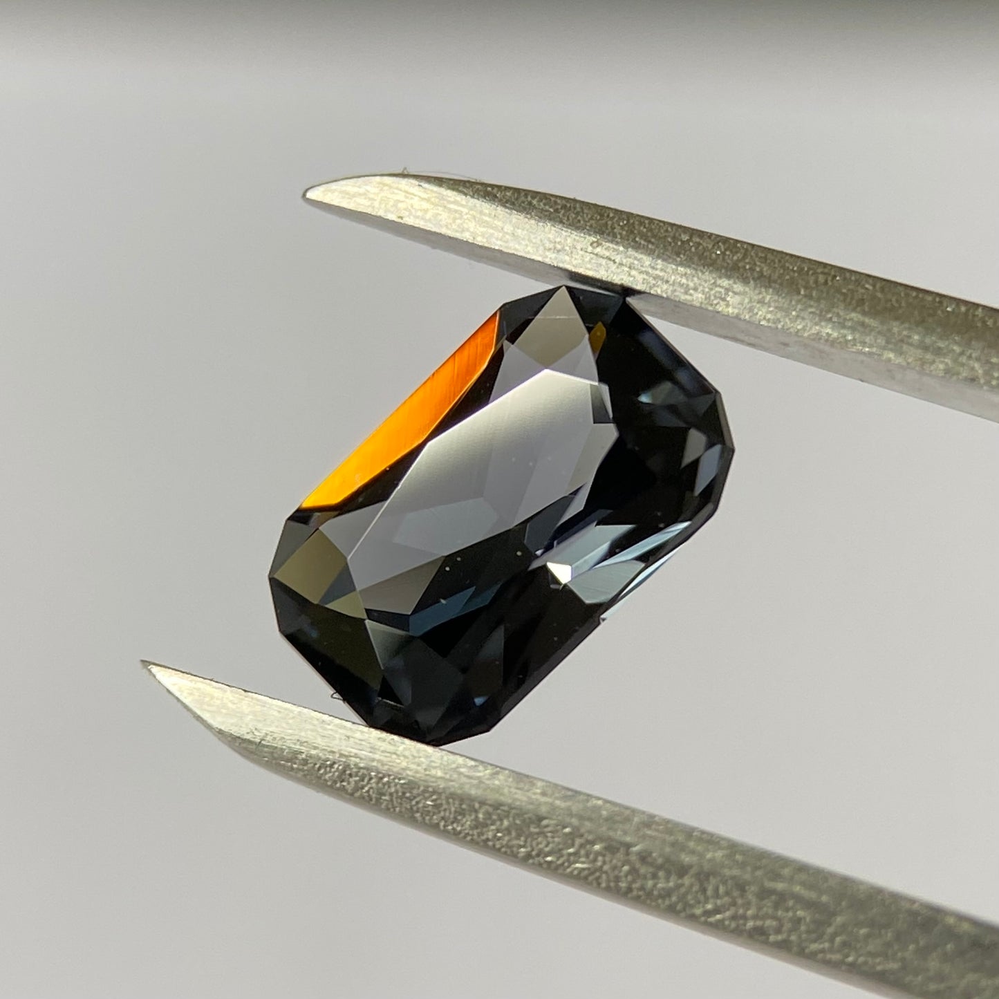 Violetish Grey Spinel 1.00ct / Elegant Cut