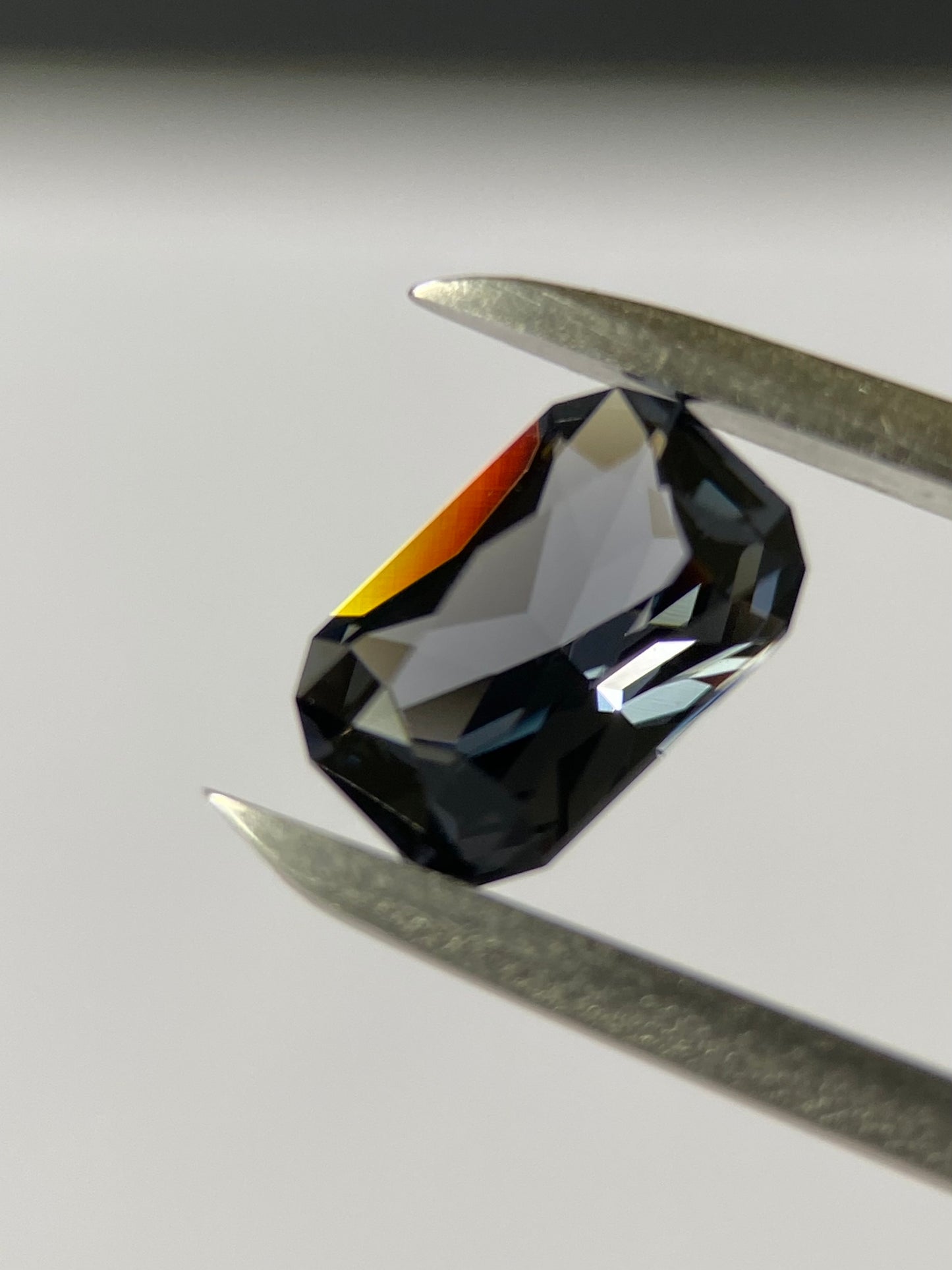 Violetish Grey Spinel 1.00ct / Elegant Cut