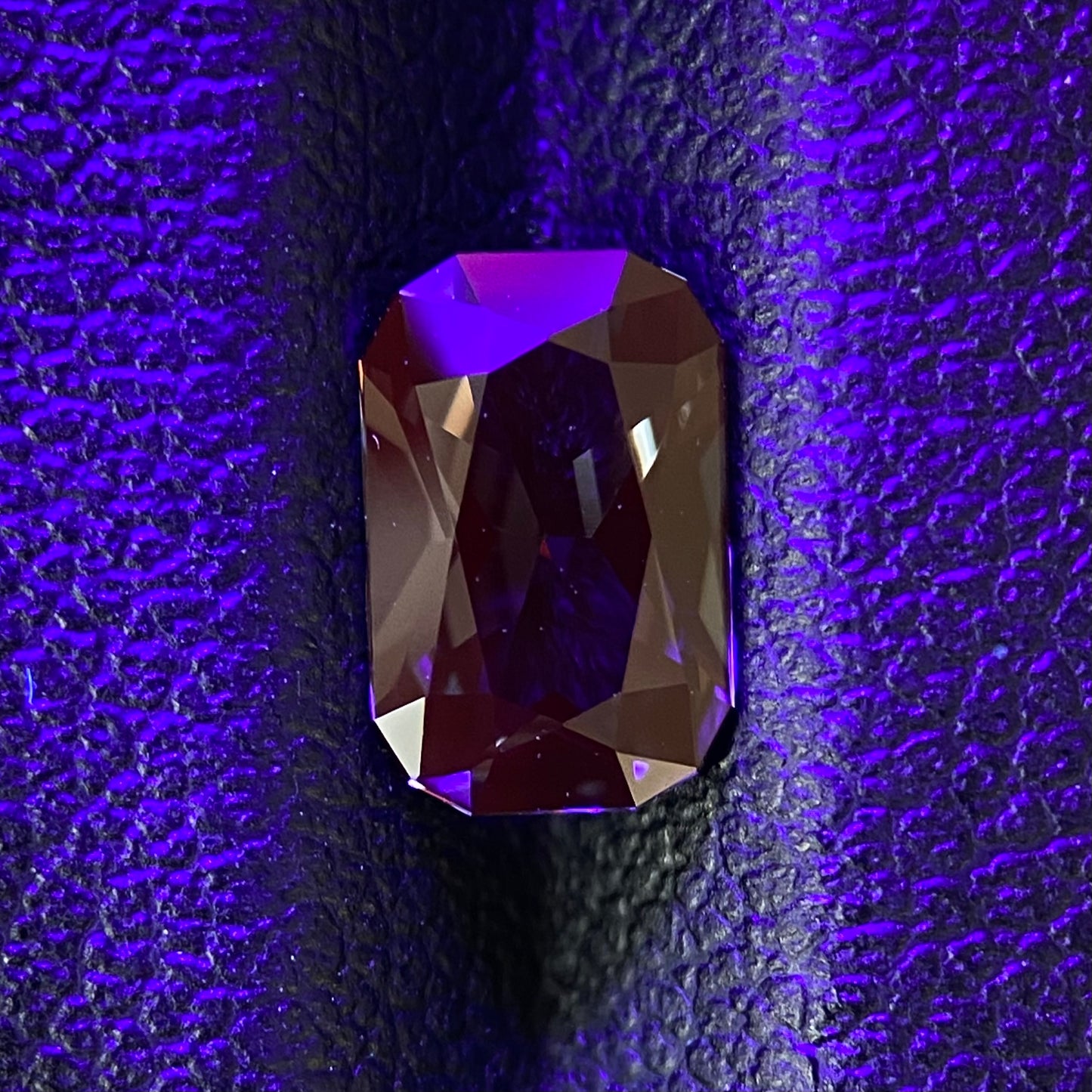 Violetish Grey Spinel 1.00ct / Elegant Cut