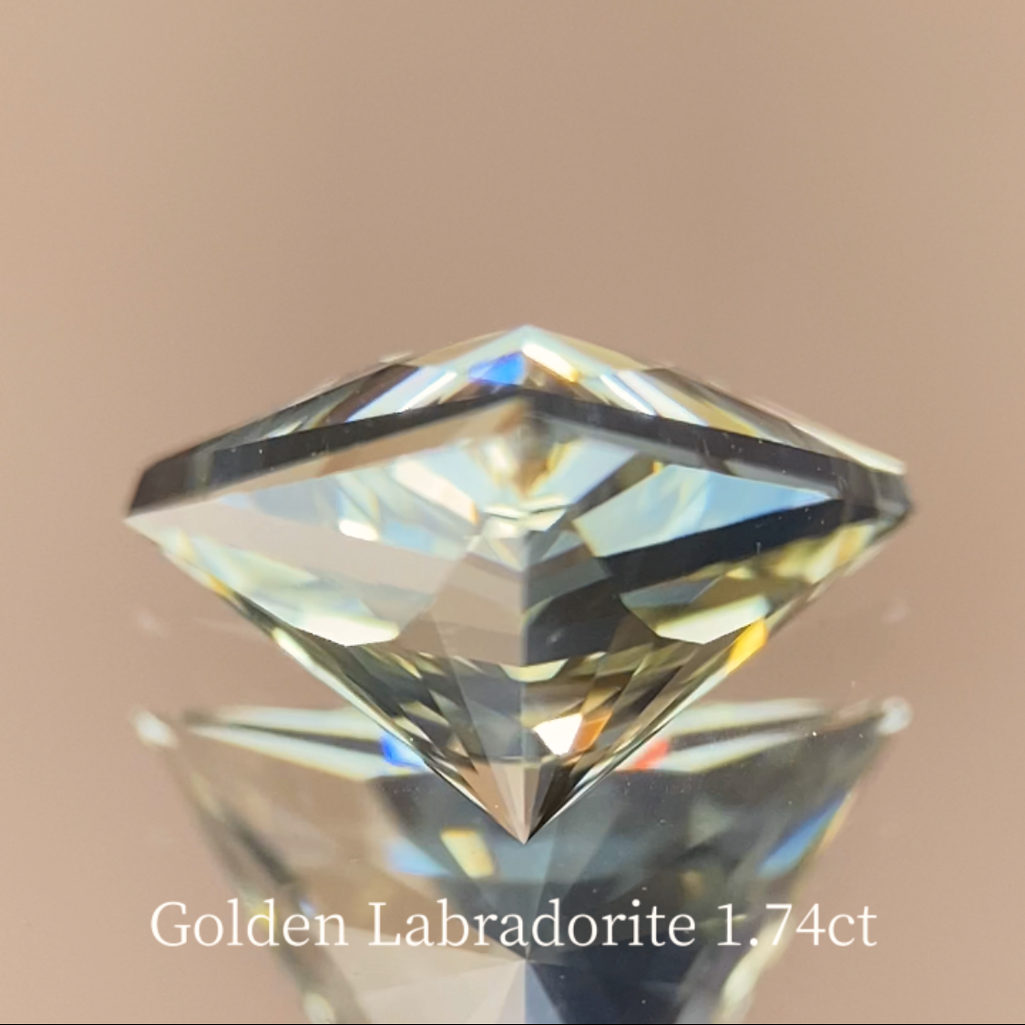 Golden Labradorite 1.74ct / Sri Lanka