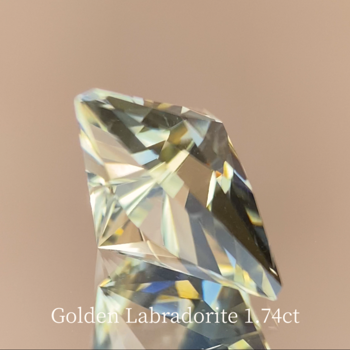 Golden Labradorite 1.74ct / Sri Lanka