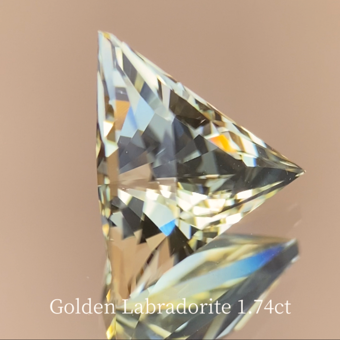Golden Labradorite 1.74ct / Sri Lanka