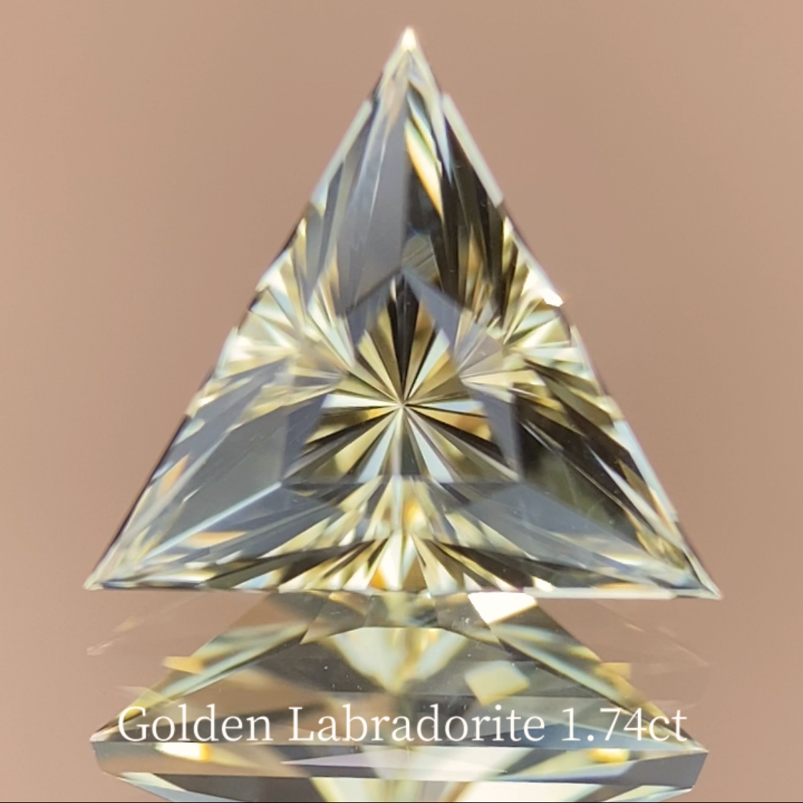 Golden Labradorite 1.74ct / Sri Lanka