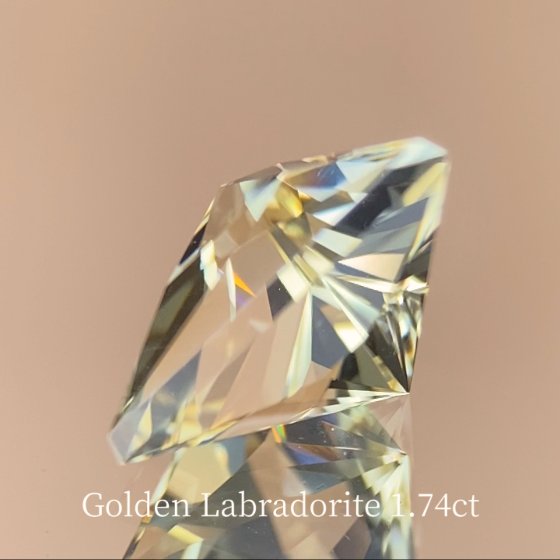 Golden Labradorite 1.74ct / Sri Lanka