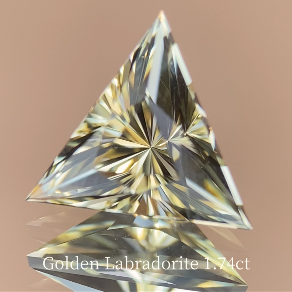 Golden Labradorite 1.74ct / Sri Lanka