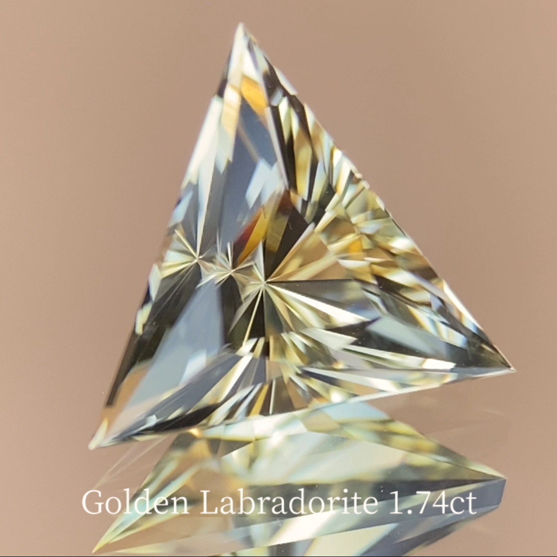 Golden Labradorite 1.74ct / Sri Lanka