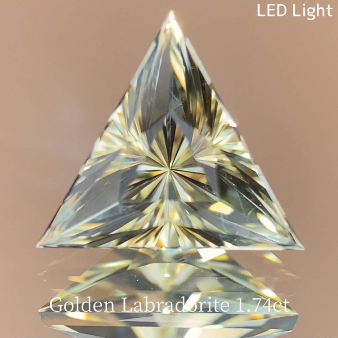 Golden Labradorite 1.74ct / Sri Lanka
