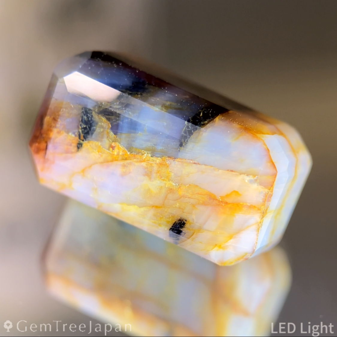 Un-Heat Parti-Color Sapphire 47.00ct / Vietnam