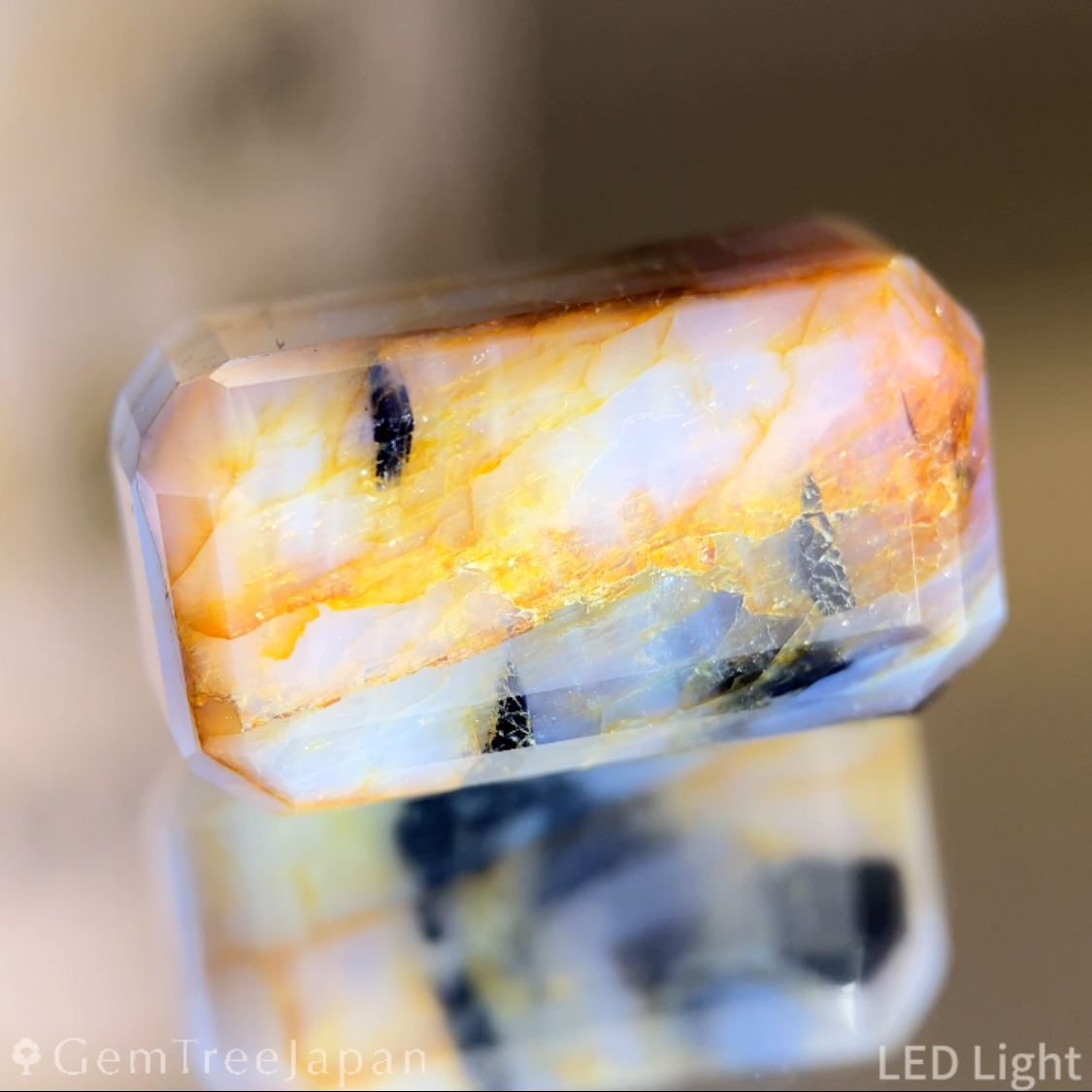 Un-Heat Parti-Color Sapphire 47.00ct / Vietnam
