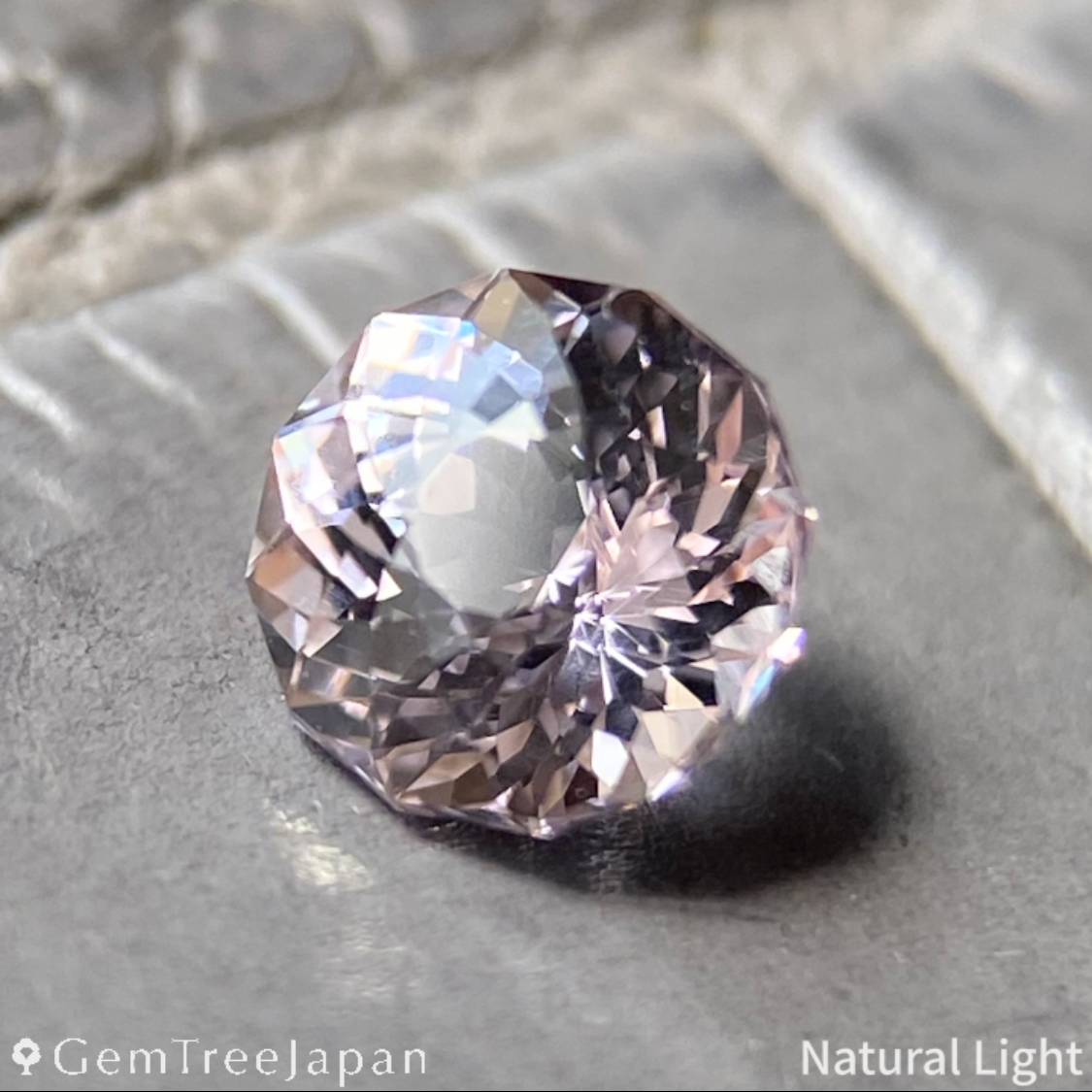 【Trial Price】"Super Gira Cut 121" Pale Pink Spinel 0.518ct / Myanmar (Burma)