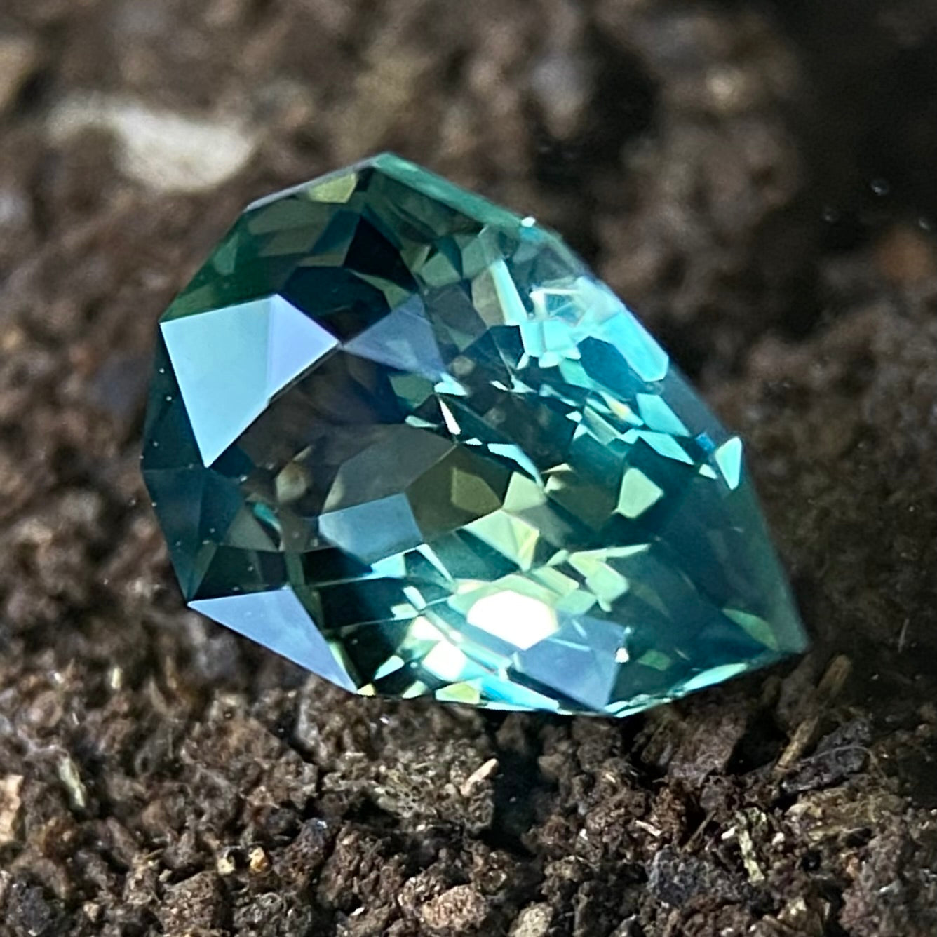Bluish Green Sapphire 0.859ct / Nigeria
