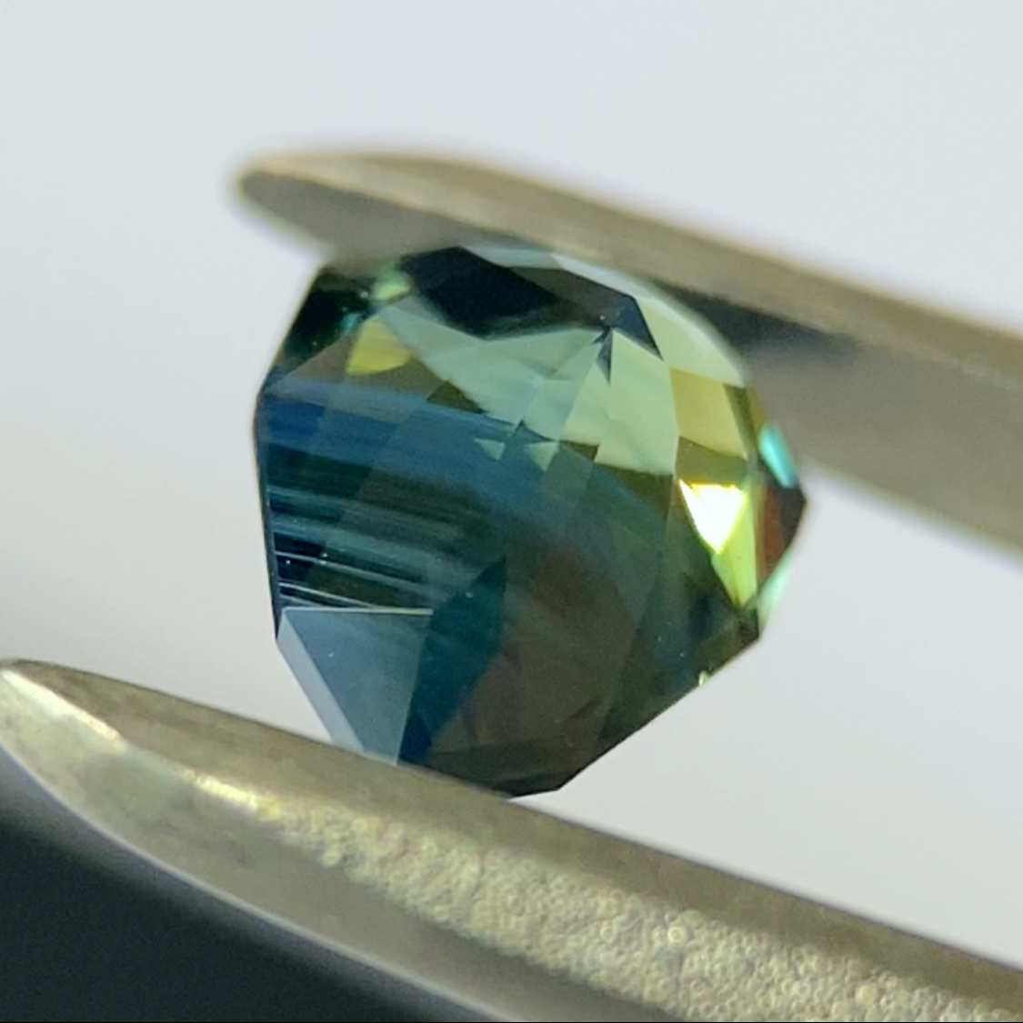 Bluish Green Sapphire 0.859ct / Nigeria