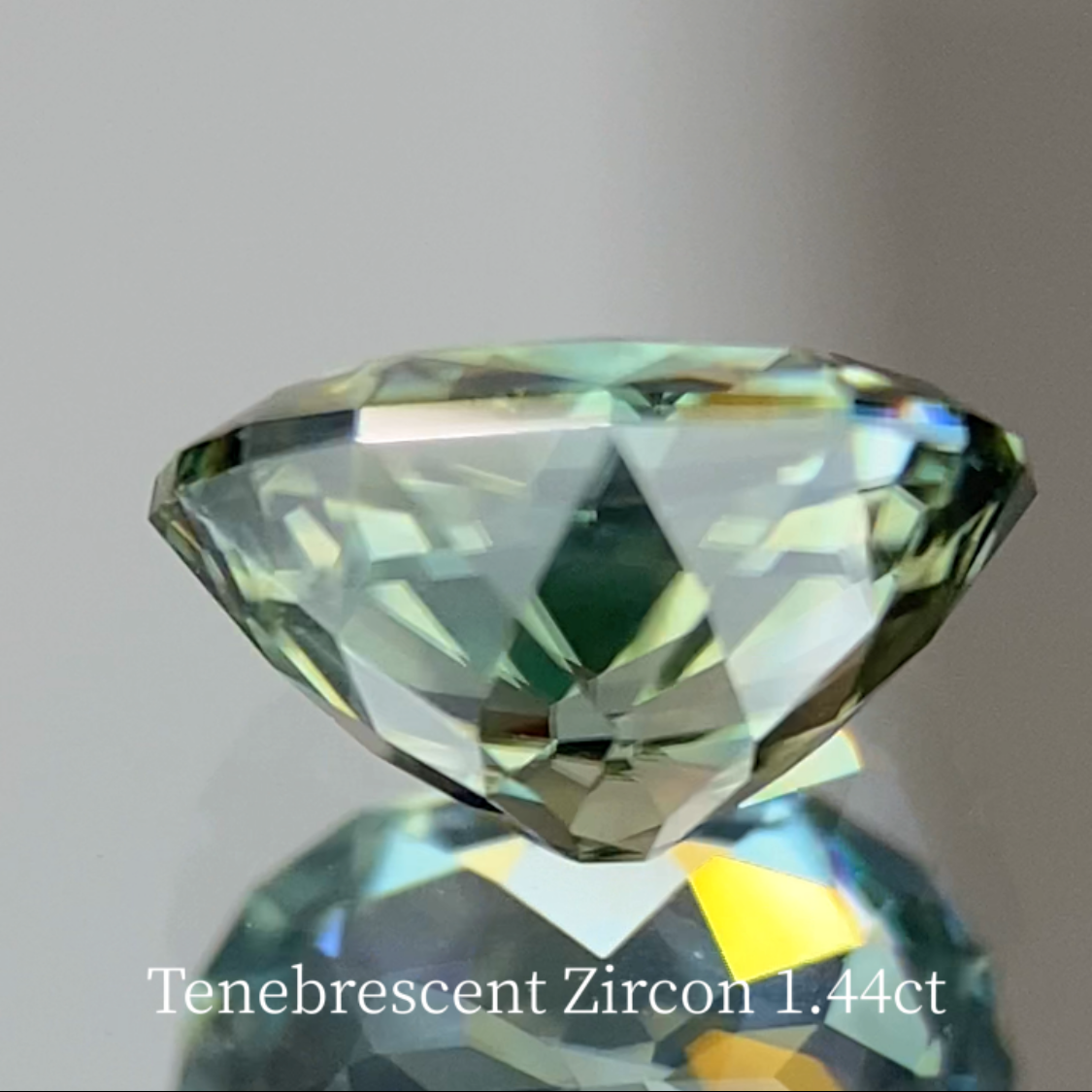 UV Tenebrescent Zircon 1.435ct
