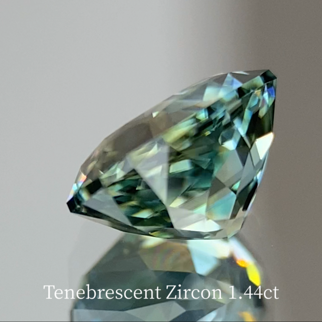 UV Tenebrescent Zircon 1.435ct