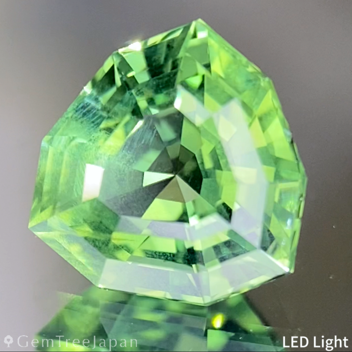 Yellowish Green Sapphire 2.006ct / Nigeria