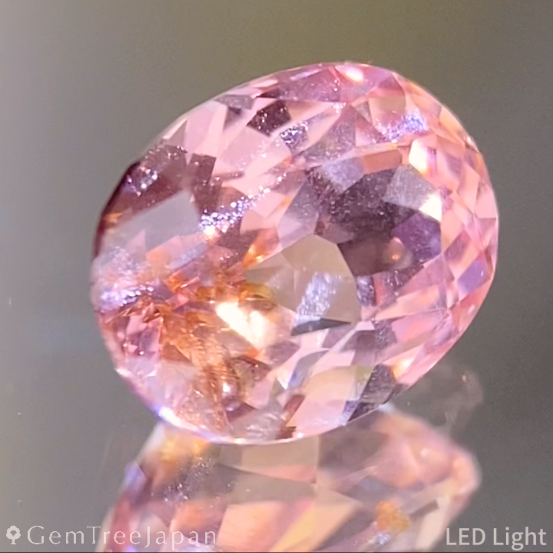 Padparadscha Sapphire 1.427ct / Madagascar