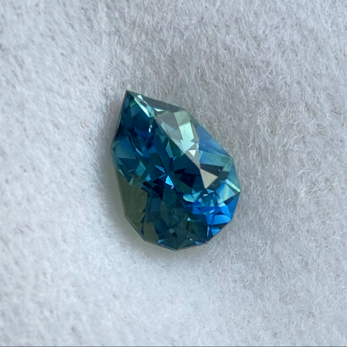 Parti-Color Sapphire 0.51ct / Sri Lanka