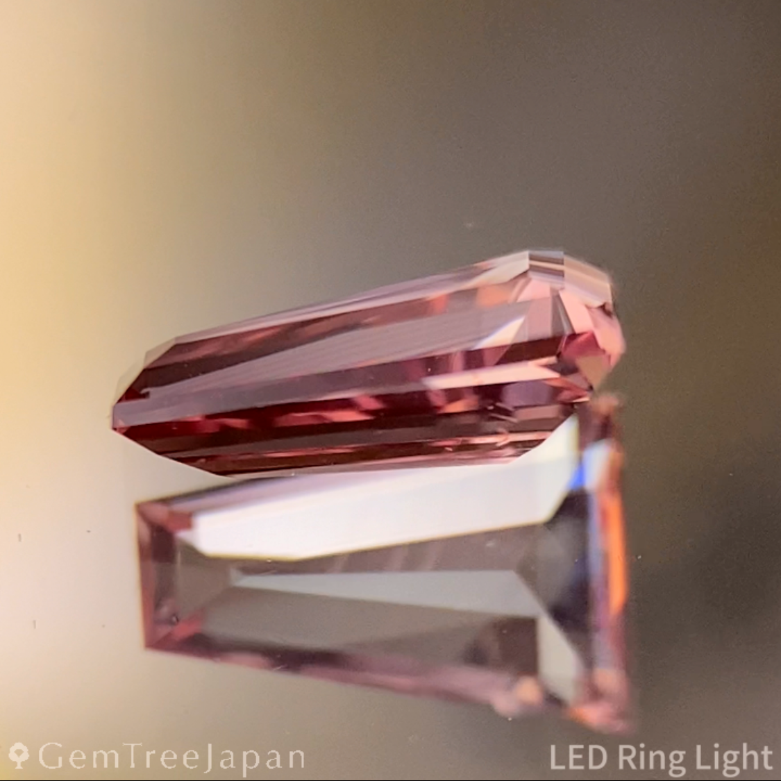 Padparadscha Sapphire 0.692ct / Madagascar