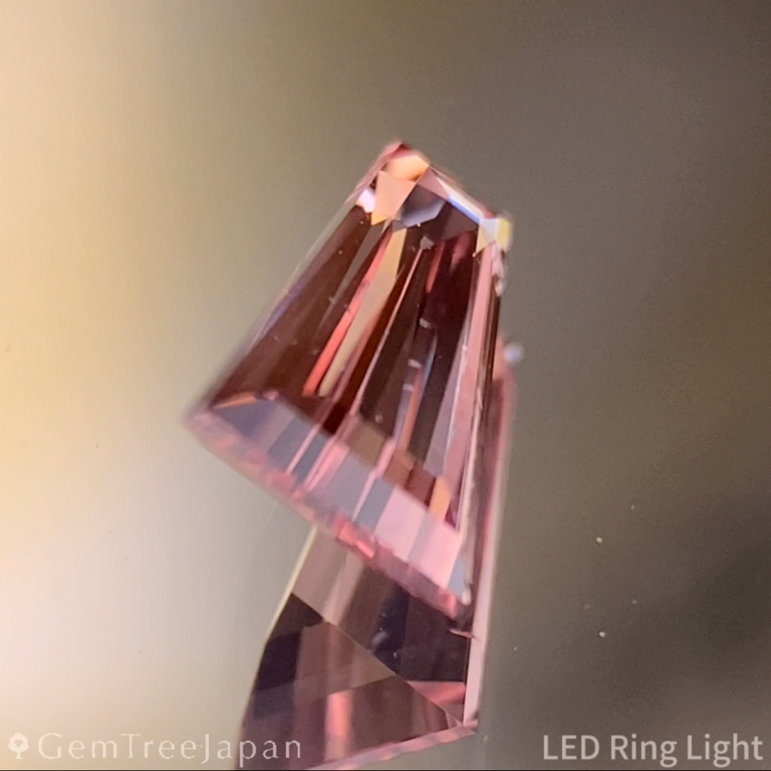Padparadscha Sapphire 0.692ct / Madagascar