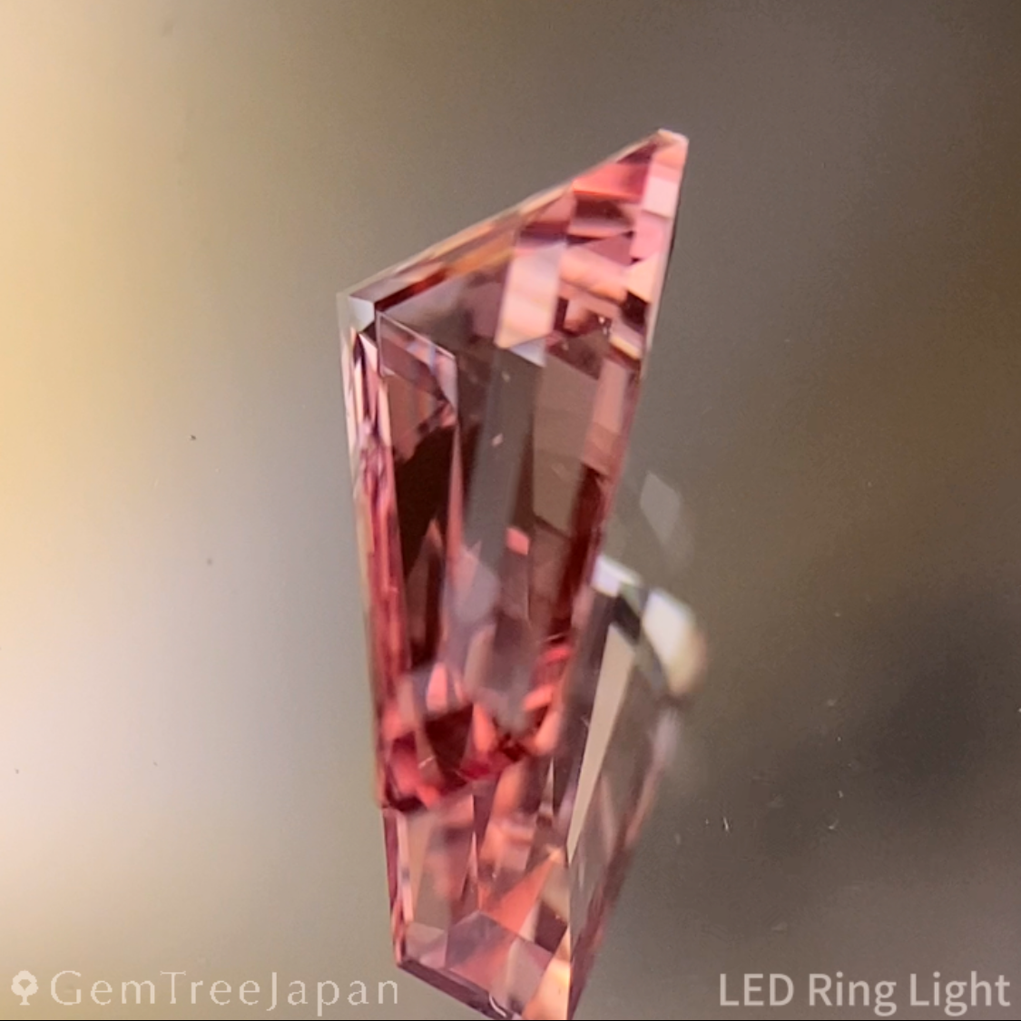 Padparadscha Sapphire 0.692ct / Madagascar