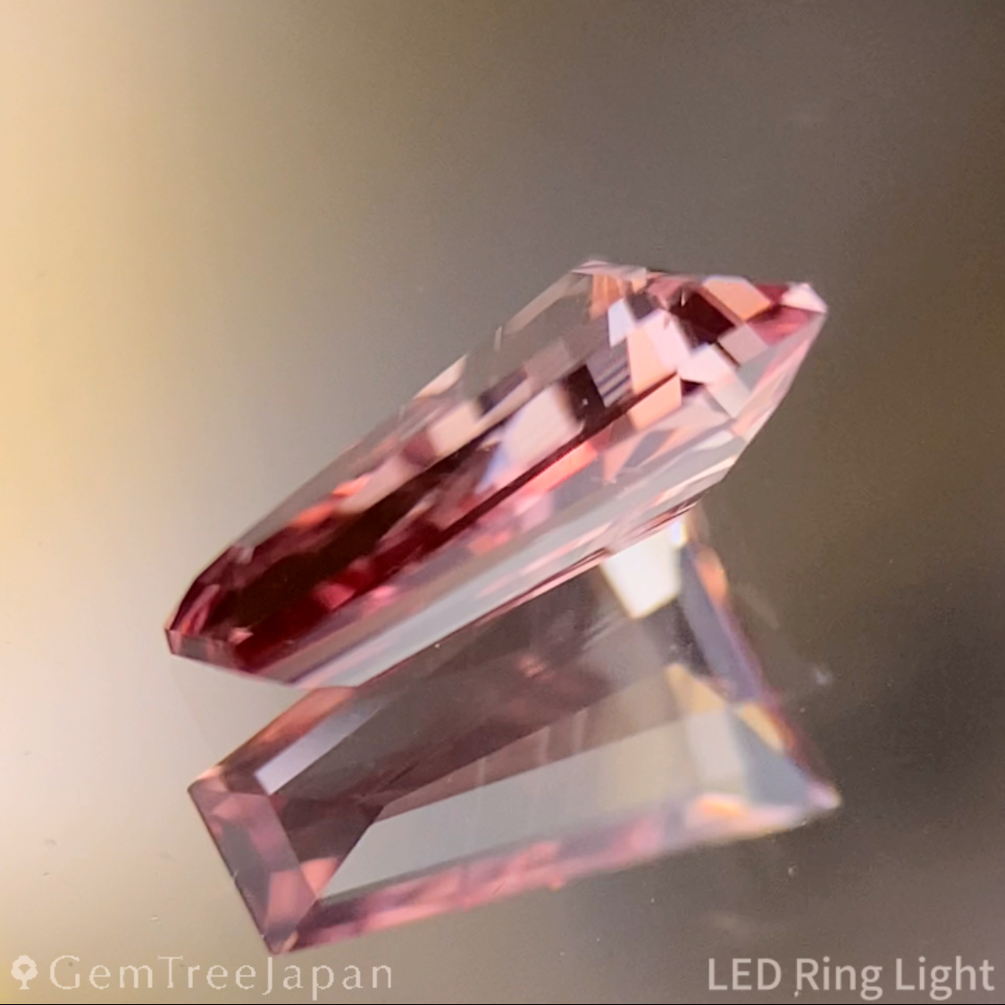 Padparadscha Sapphire 0.692ct / Madagascar